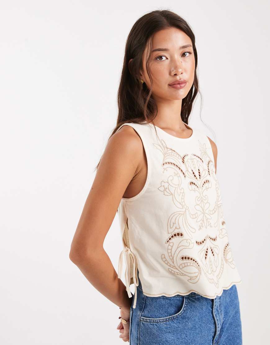 Miss Selfridge - Tanktop in Ecru mit Cutwork-Design-Bunt Miss Selfridge - Tanktop in Ecru mit Cutwork-Design-Bunt von Miss Selfridge