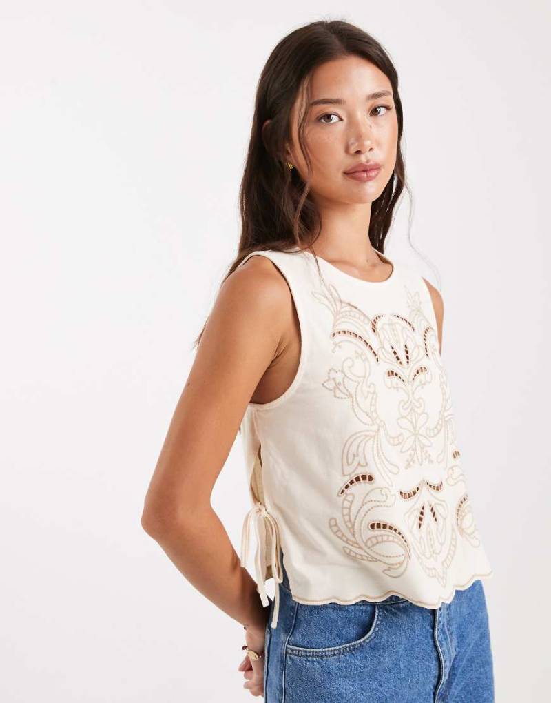 Miss Selfridge - Tanktop in Ecru mit Cutwork-Design-Bunt von Miss Selfridge