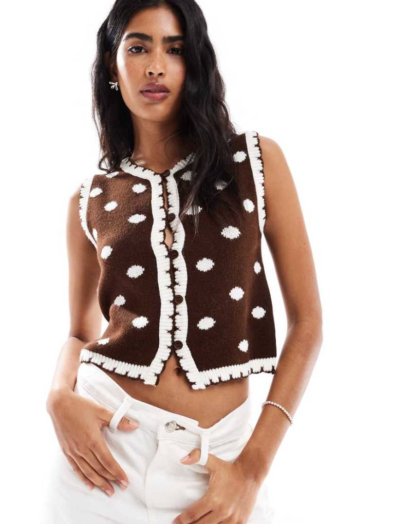 Miss Selfridge - Tanktop in Schokobraun mit All-over-Punkteprint von Miss Selfridge