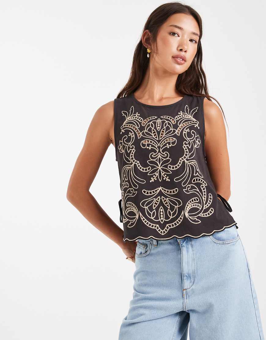 Miss Selfridge - Tanktop in Schwarz mit Cutwork-Design-Bunt Miss Selfridge - Tanktop in Schwarz mit Cutwork-Design-Bunt von Miss Selfridge