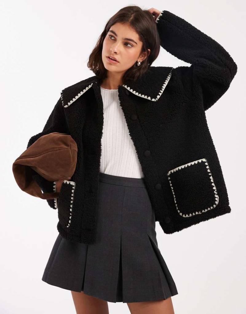 Miss Selfridge - Teddyfell-Jacke in Schwarz mit Langettenstich und Kragendetail von Miss Selfridge