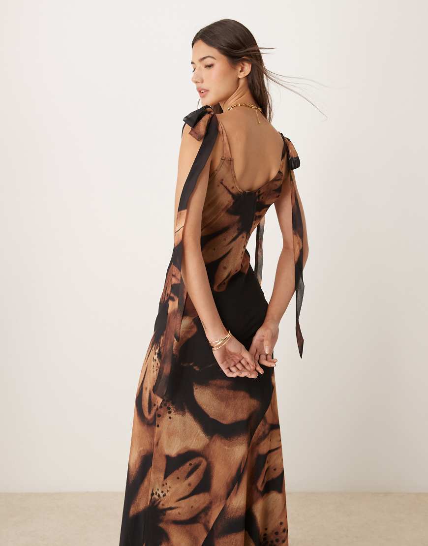 Miss Selfridge - Trägerkleid in Braun mit großem Blumenprint, Bindeträgern und Wasserfallausschnitt-Bunt von Miss Selfridge