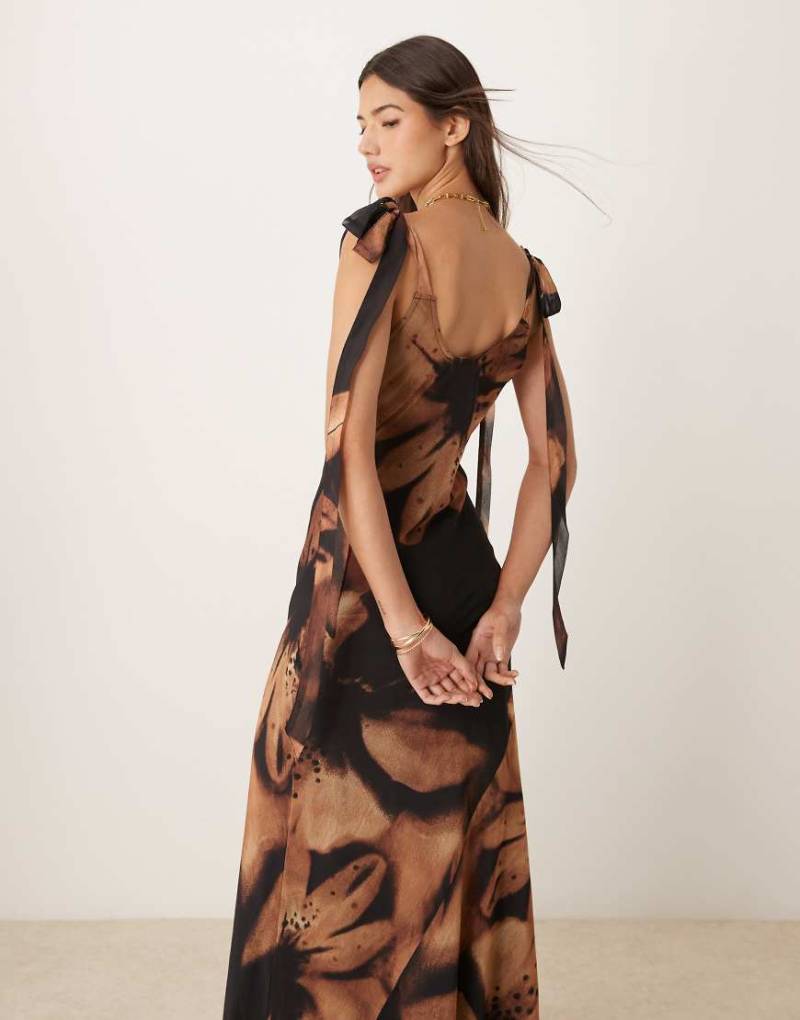 Miss Selfridge - Trägerkleid in Braun mit großem Blumenprint, Bindeträgern und Wasserfallausschnitt-Bunt von Miss Selfridge