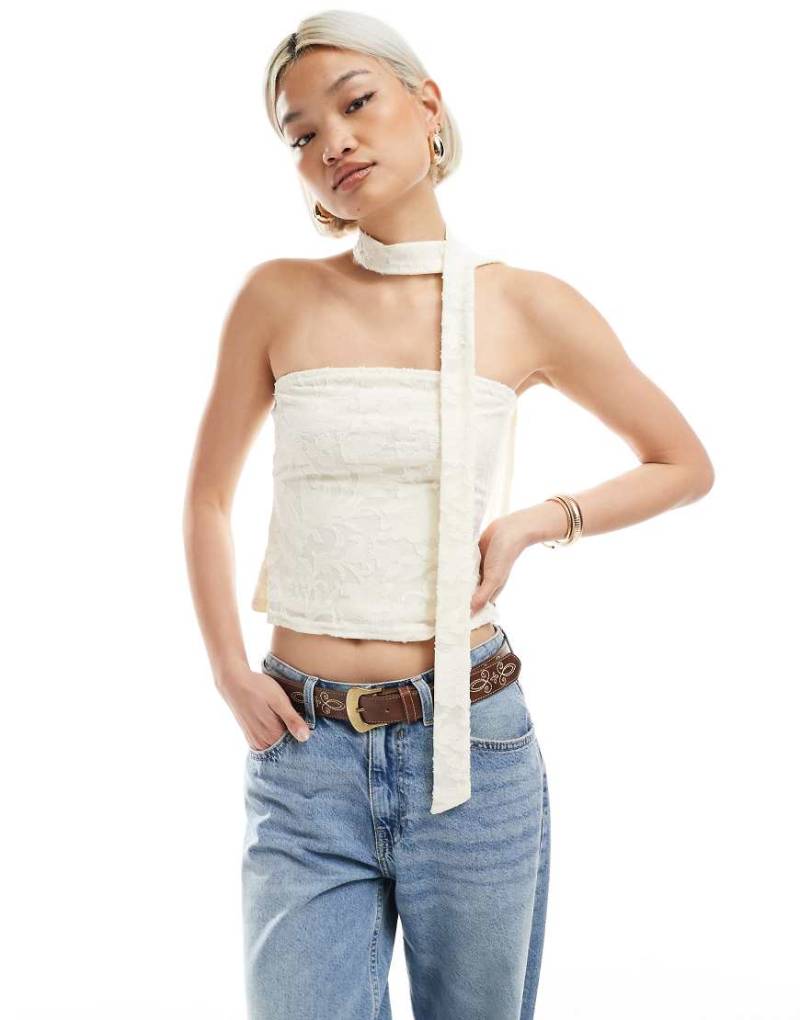 Miss Selfridge - Trägerloses, strukturiertes Oberteil in Cremeweiß mit Ausbrennermuster und Schal von Miss Selfridge