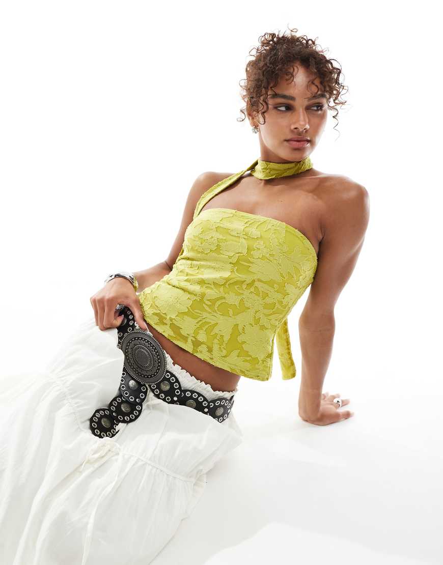 Miss Selfridge - Trägerloses, strukturiertes Oberteil in Olivgrün mit Ausbrennermuster und Schal von Miss Selfridge