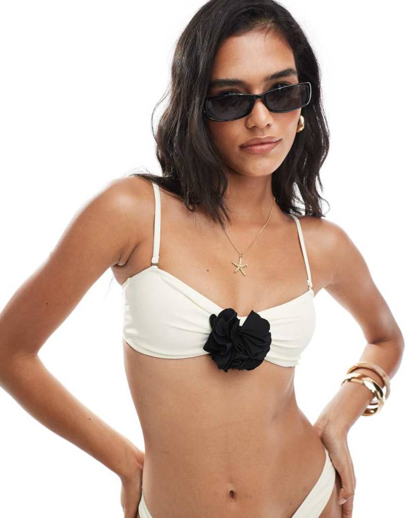 Miss Selfridge - Trägerloses Bikinioberteil in Cremeweiß mit Korsagen-Design von Miss Selfridge