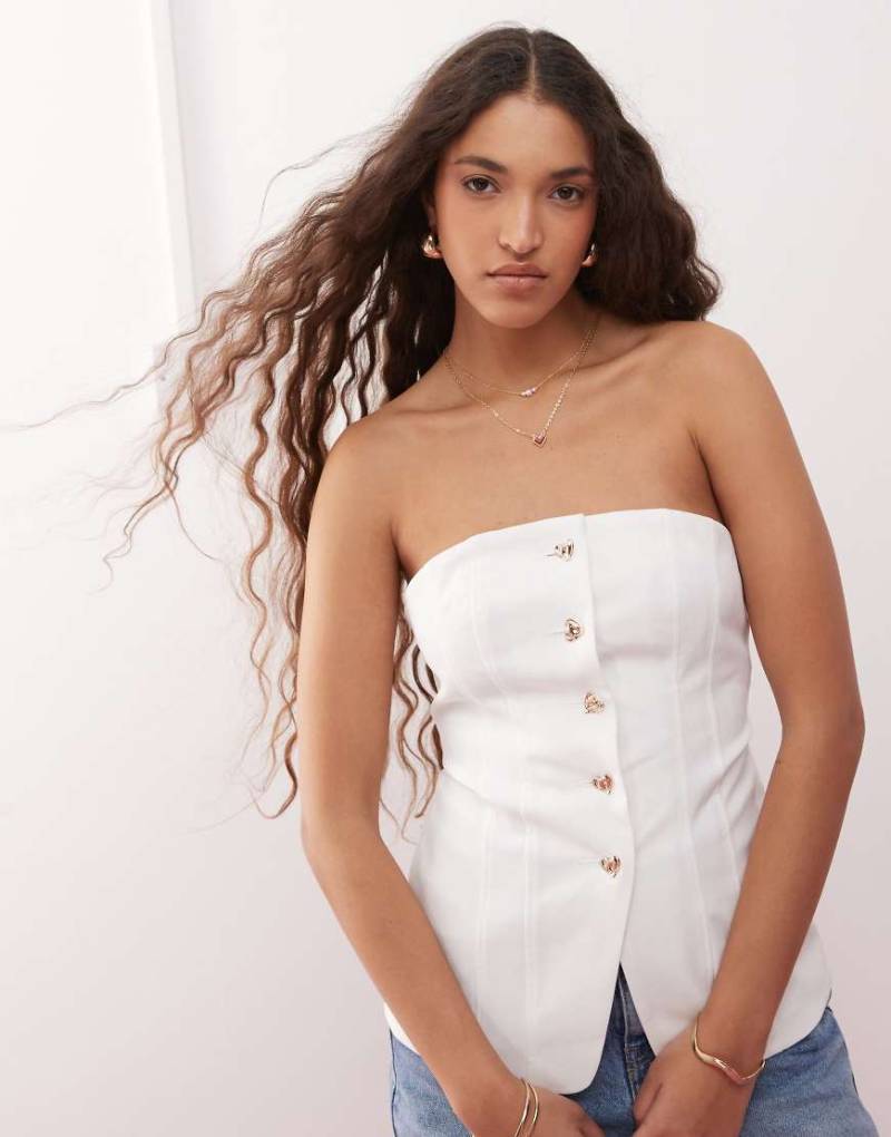 Miss Selfridge - Trägerloses Blazer-Oberteil in Weiß mit Herzknöpfen von Miss Selfridge