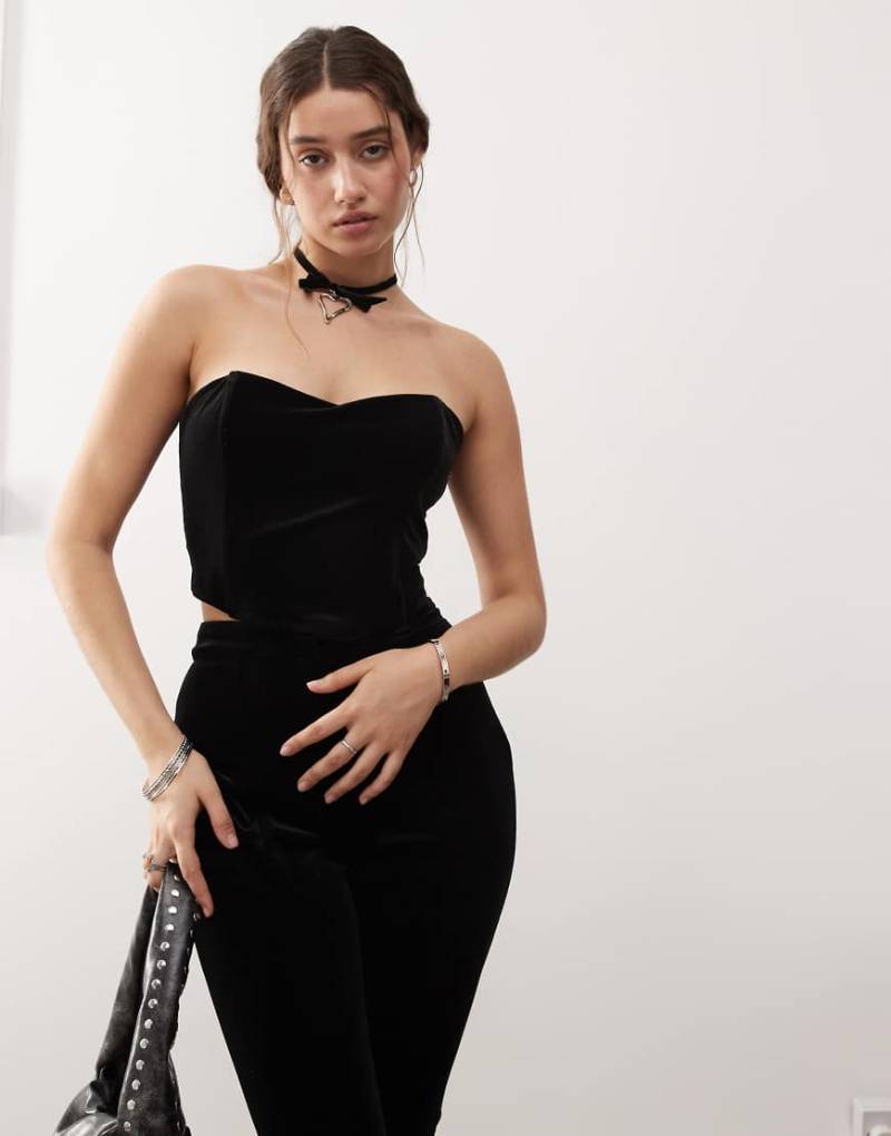 Miss Selfridge - Trägerloses Korsett-Oberteil aus Samt in Schwarz mit Spitzenbesatz von Miss Selfridge