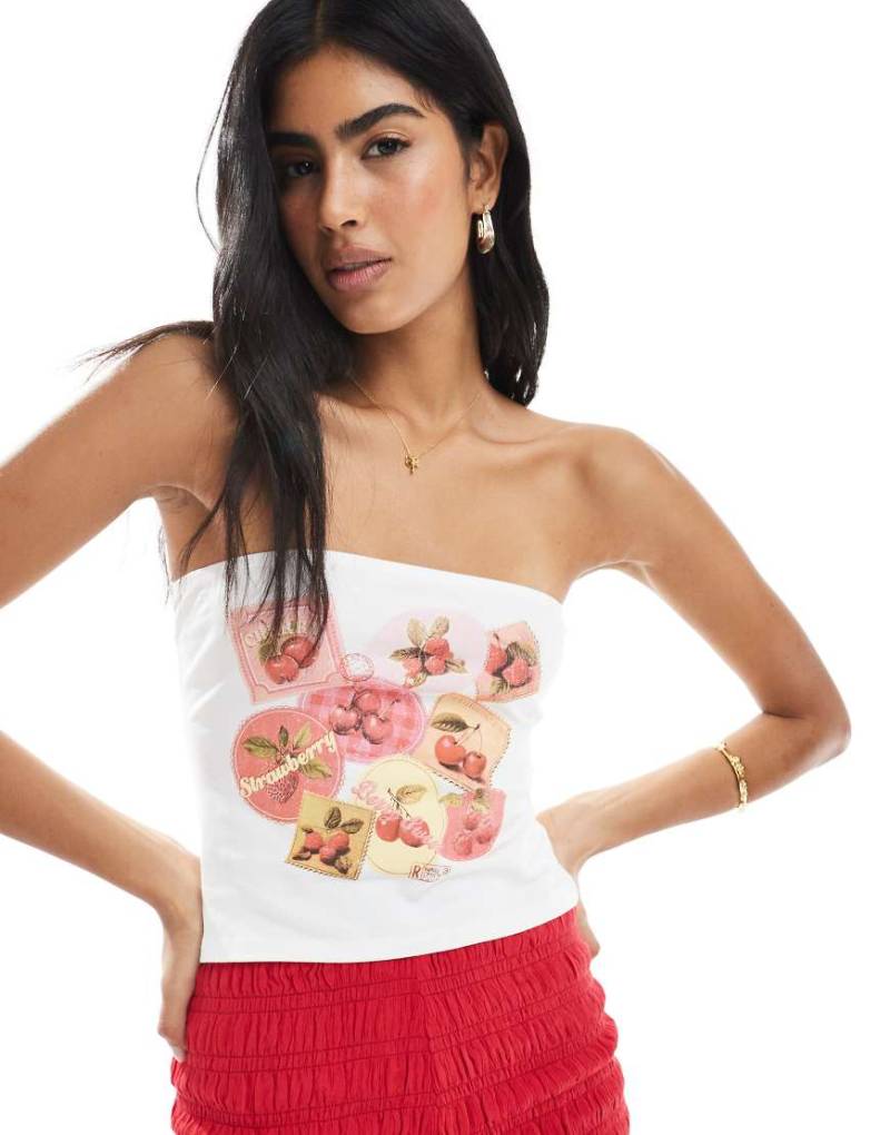 Miss Selfridge - Trägerloses Top in Weiß mit sommerlichem Postkarten-Print von Miss Selfridge