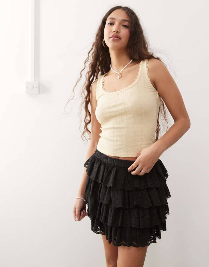 Miss Selfridge - Trägertop in Gelb mit Spitzenborte und Lochmuster-Schwarz von Miss Selfridge