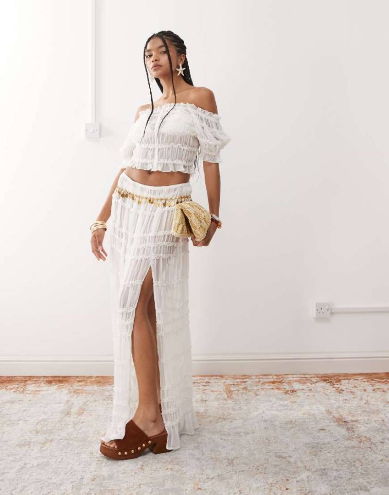 Miss Selfridge - Transparenter, geraffter Strand-Maxirock in Creme-Weiß von Miss Selfridge