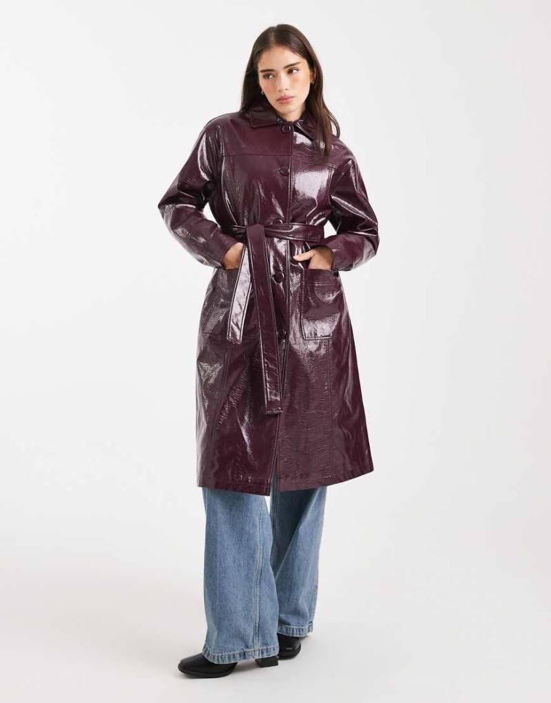 Miss Selfridge - Trenchcoat aus Vinyl-Kunstleder in Pflaume-Grün von Miss Selfridge