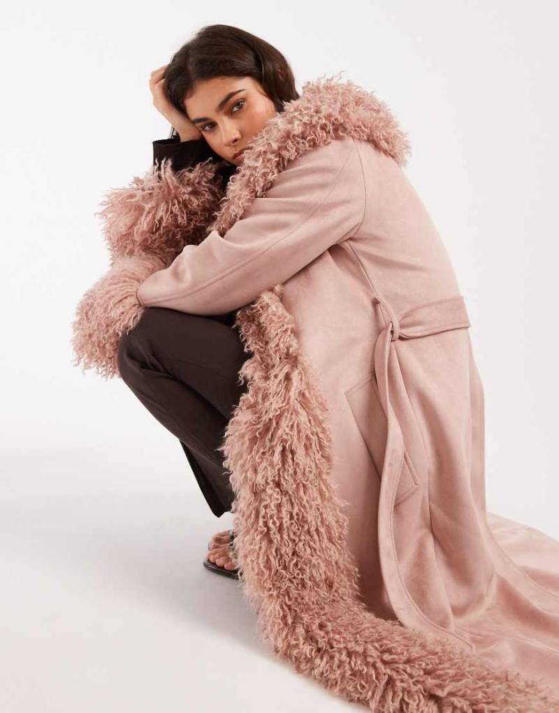 Miss Selfridge - Trenchcoat in zartem Rosa aus Wildlederimitat mit zotteligem Kunstpelzbesatz-Rot Miss Selfridge - Trenchcoat in zartem Rosa aus Wildlederimitat mit zotteligem Kunstpelzbesatz-Rot von Miss Selfridge