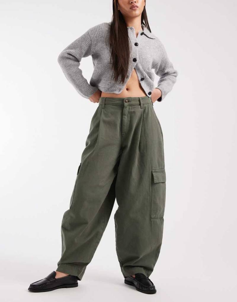 Miss Selfridge - Utility-Cargohose in Khaki mit Ballonschnitt-Grün von Miss Selfridge