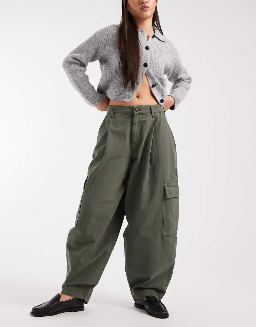 Miss Selfridge - Utility-Cargohose in Khaki mit Ballonschnitt-Grün von Miss Selfridge