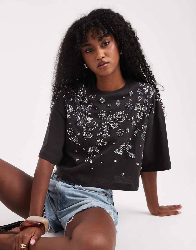 Miss Selfridge - Verziertes Cropped T-Shirt in verwaschenem Grau Miss Selfridge - Verziertes Cropped T-Shirt in verwaschenem Grau von Miss Selfridge