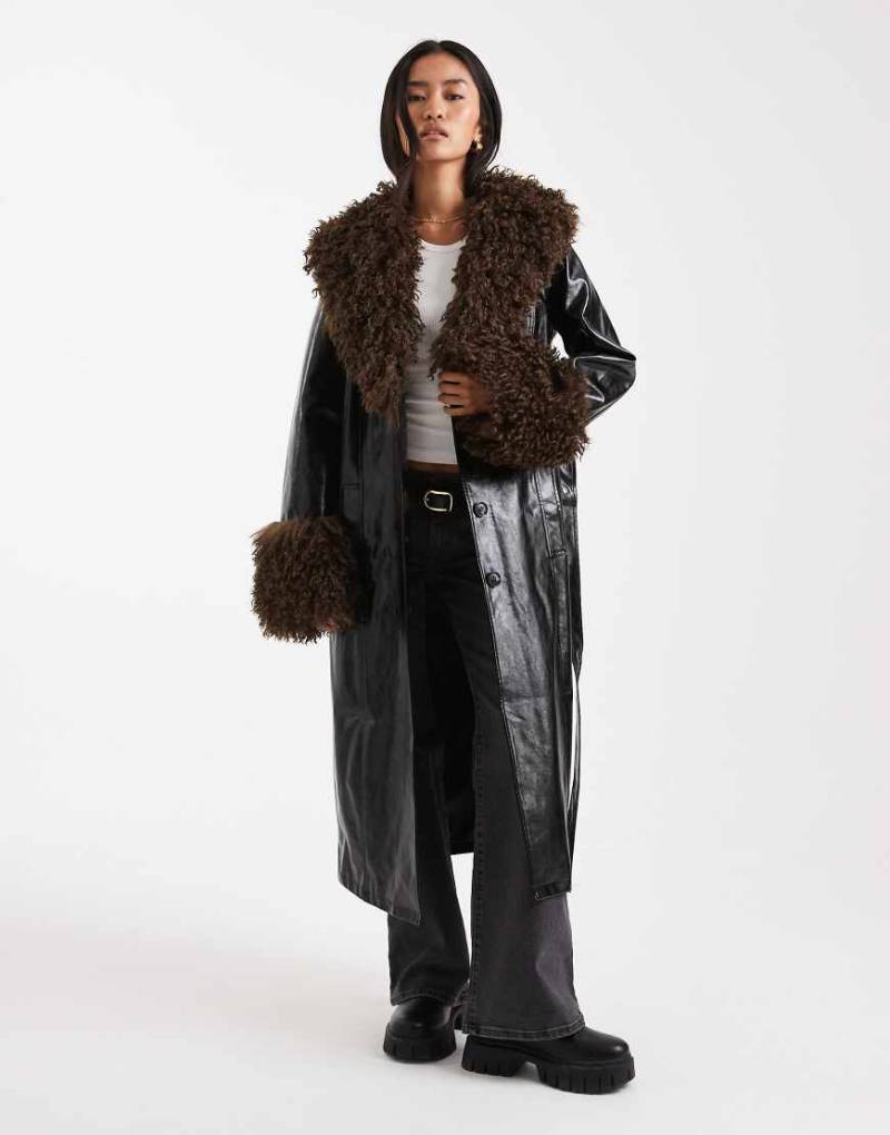 Miss Selfridge - Vinyl-Trenchcoat in Schwarz mit Kunstpelzbesatz von Miss Selfridge