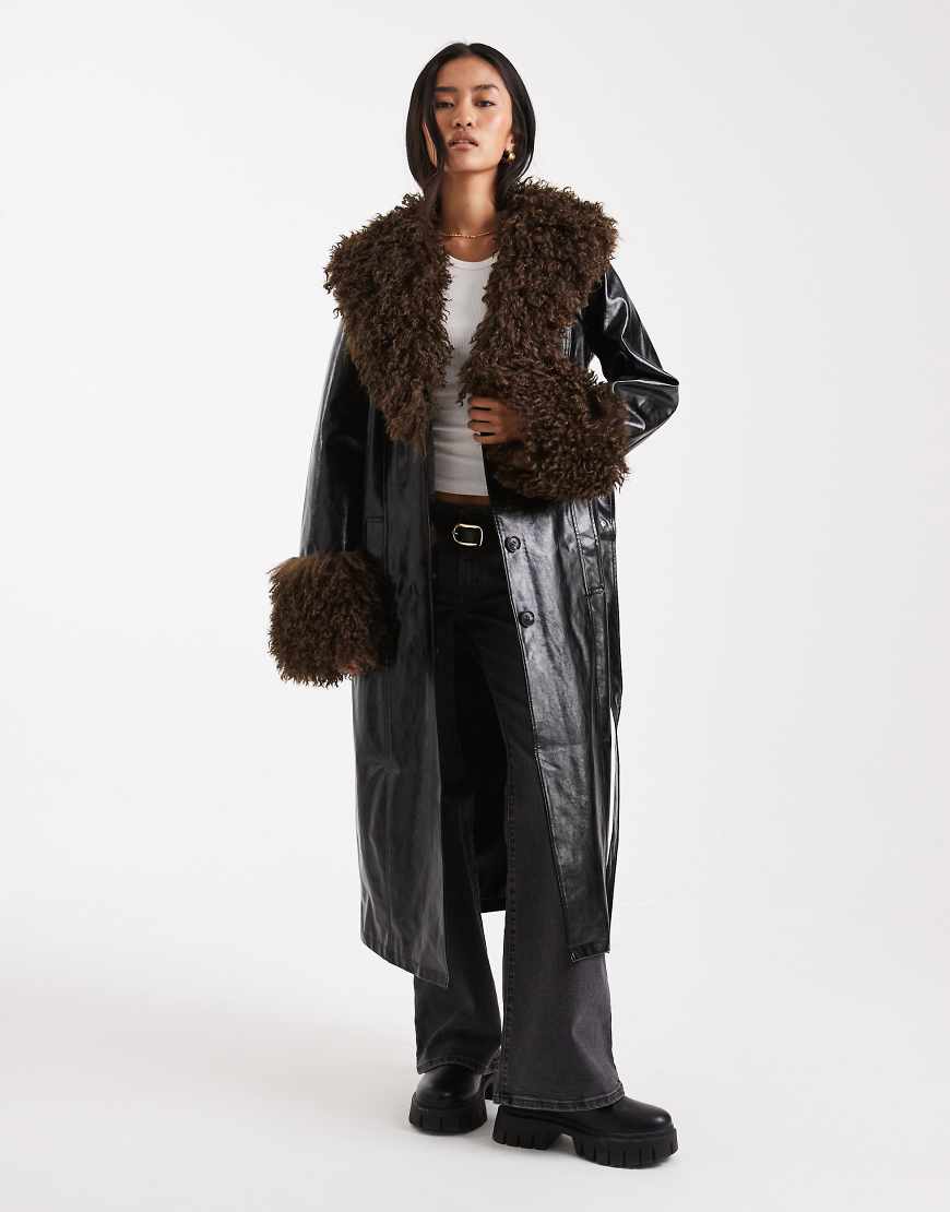 Miss Selfridge - Vinyl-Trenchcoat in Schwarz mit Kunstpelzbesatz von Miss Selfridge