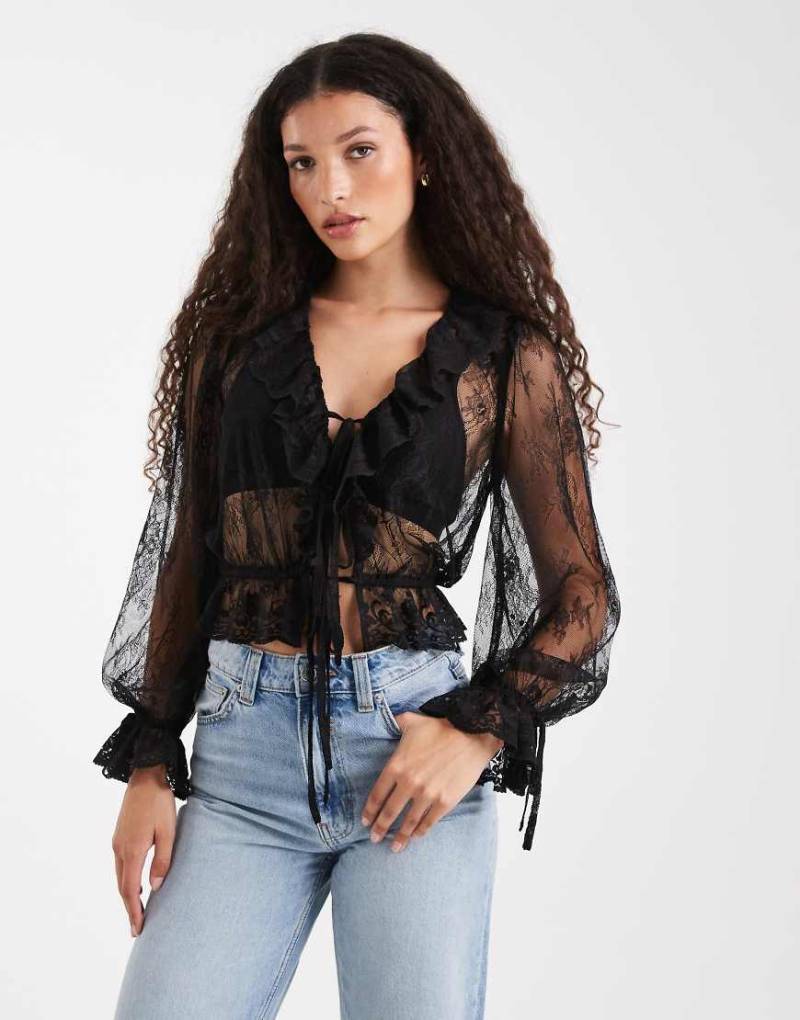 Miss Selfridge - Vorn gebundene Bluse aus Spitze in Schwarz mit Rüschen von Miss Selfridge