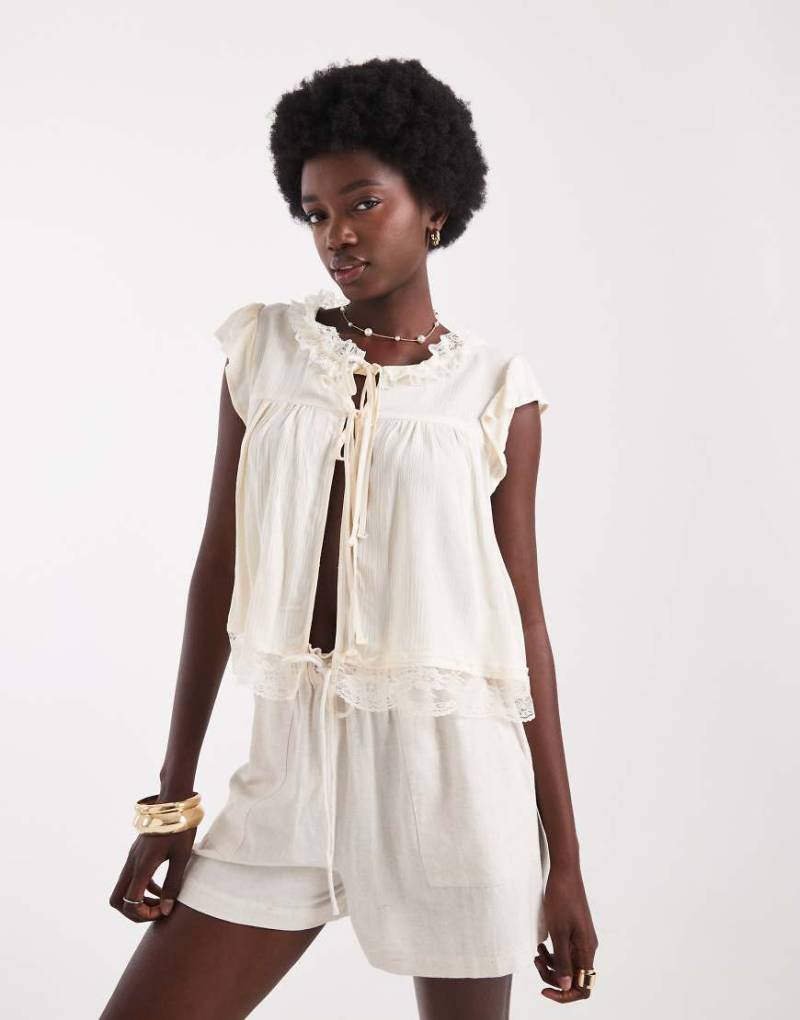 Miss Selfridge - Vorne gebundene Bluse in Ecru mit Spitze-Weiß von Miss Selfridge