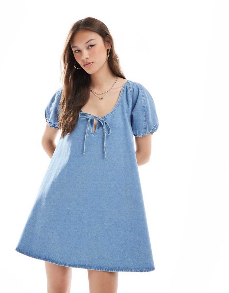 Miss Selfridge - Vorne gebundenes, ausgestelltes Kleid in mittlerer Waschung mit Trapez-Schnitt-Blau Miss Selfridge - Vorne gebundenes, ausgestelltes Kleid in mittlerer Waschung mit Trapez-Schnitt-Blau von Miss Selfridge