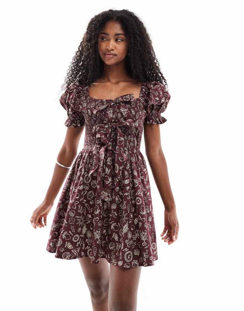 Miss Selfridge - Vorne gebundenes Minikleid in Braun mit Print mit Urlaubsmotiven und gesmoktem Dekolleté Miss Selfridge - Vorne gebundenes Minikleid in Braun mit Print mit Urlaubsmotiven und gesmoktem Dekolleté von Miss Selfridge