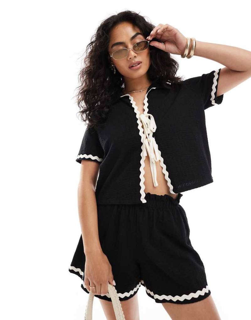 Miss Selfridge - Vorne gebundenes Oberteil in Schwarz mit Zickzack-Rand von Miss Selfridge