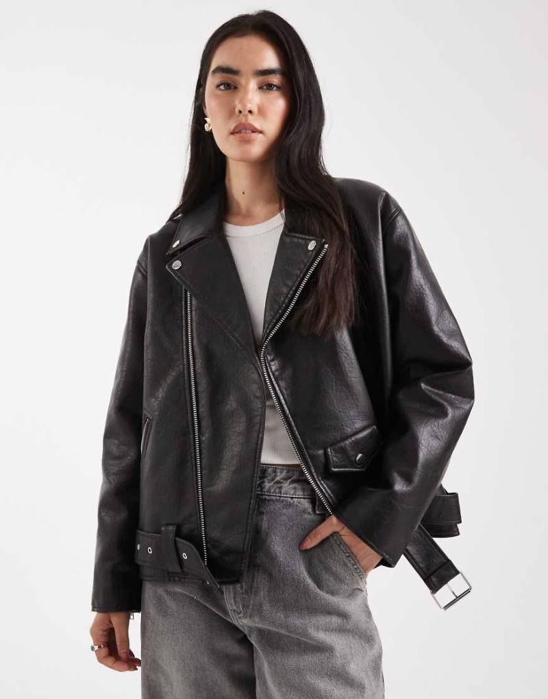Miss Selfridge - Wattierte Oversize-Bikerjacke aus Kunstleder in Schwarz von Miss Selfridge