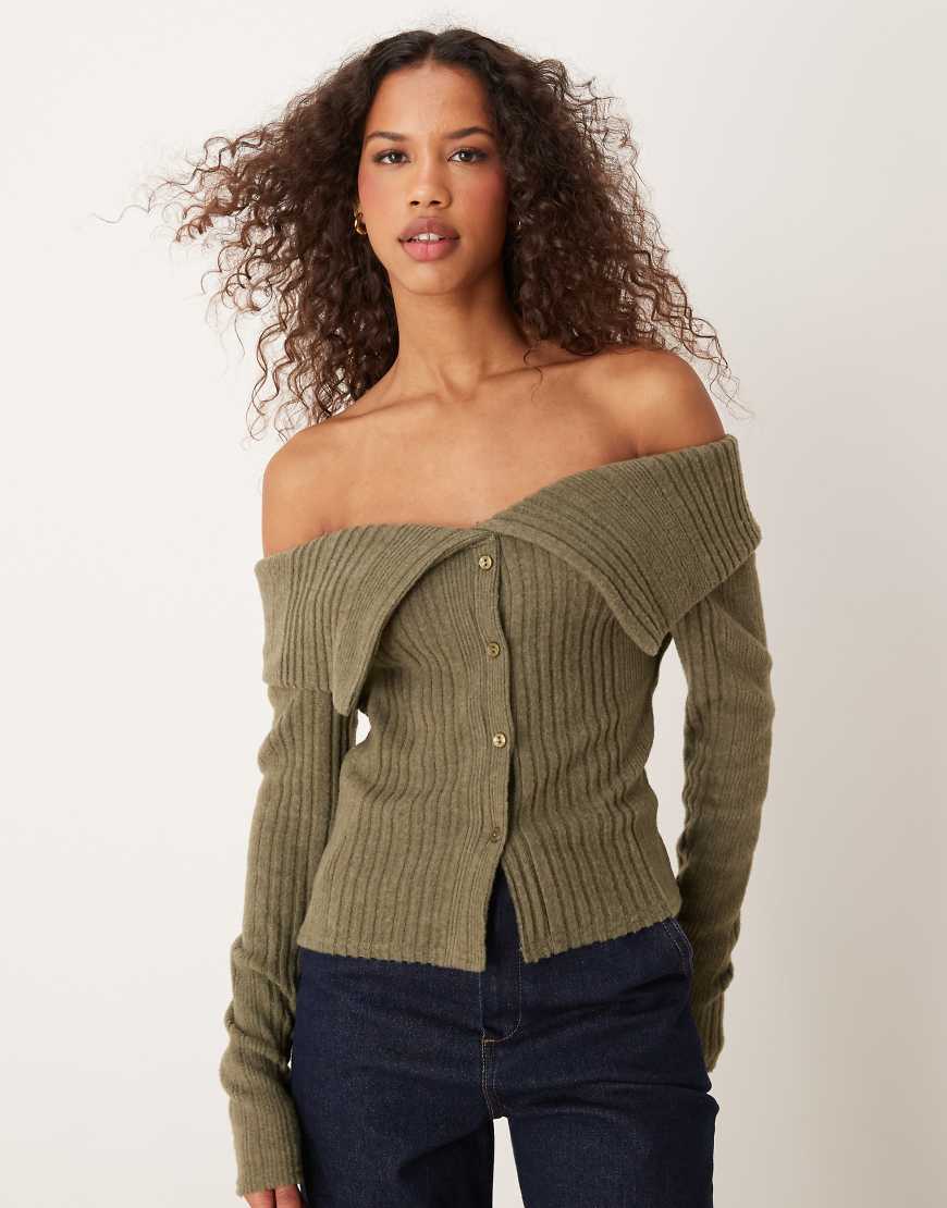 Miss Selfridge - Weiche, angeraute Strickjacke in geripptem Khaki mit Carmen-Ausschnitt-Braun von Miss Selfridge