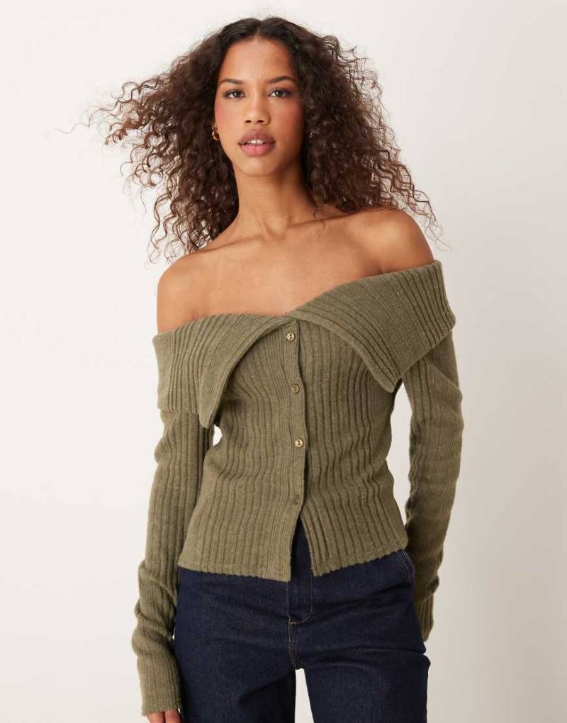 Miss Selfridge - Weiche, angeraute Strickjacke in geripptem Khaki mit Carmen-Ausschnitt-Braun von Miss Selfridge
