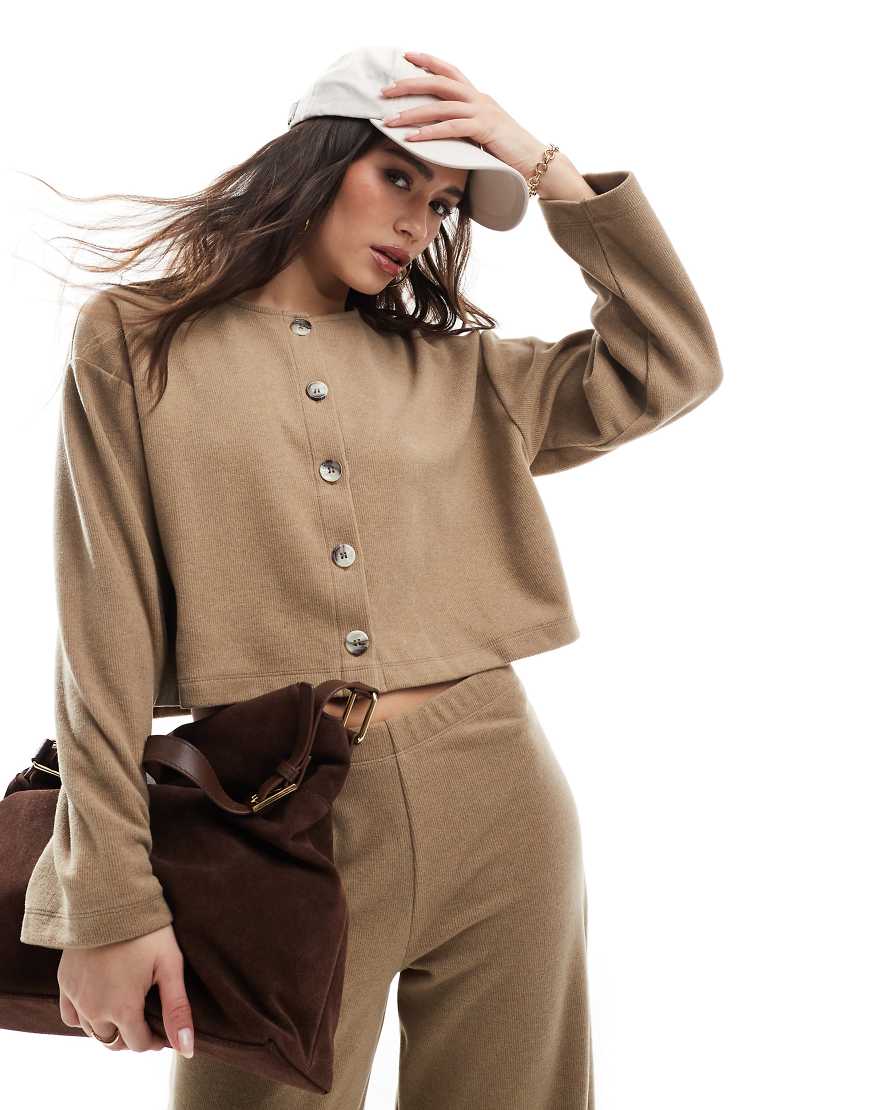 Miss Selfridge - Weiche, gerippte Strickjacke in Beige-Braun Miss Selfridge - Weiche, gerippte Strickjacke in Beige-Braun von Miss Selfridge
