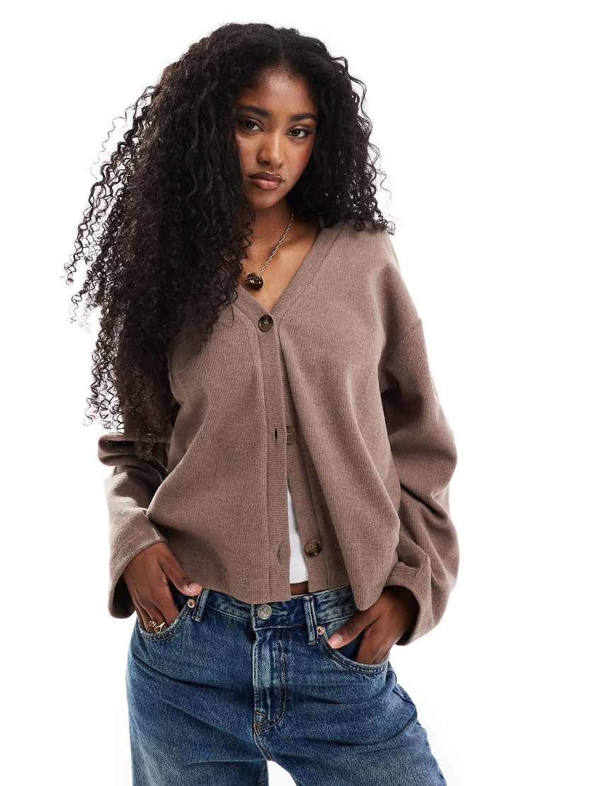 Miss Selfridge - Weiche, gerippte Strickjacke in Camel mit V-Ausschnitt und lockerem Schnitt-Blau Miss Selfridge - Weiche, gerippte Strickjacke in Camel mit V-Ausschnitt und lockerem Schnitt-Blau von Miss Selfridge