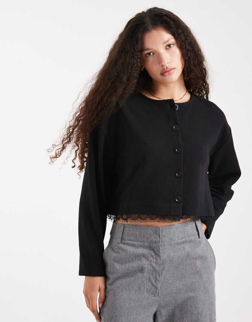 Miss Selfridge - Weiche Rippstrickjacke mit Knopfleiste und Spitzensaum-Schwarz von Miss Selfridge