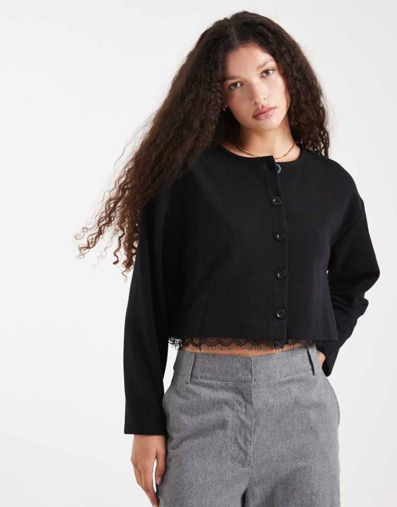 Miss Selfridge - Weiche Rippstrickjacke mit Knopfleiste und Spitzensaum-Schwarz von Miss Selfridge