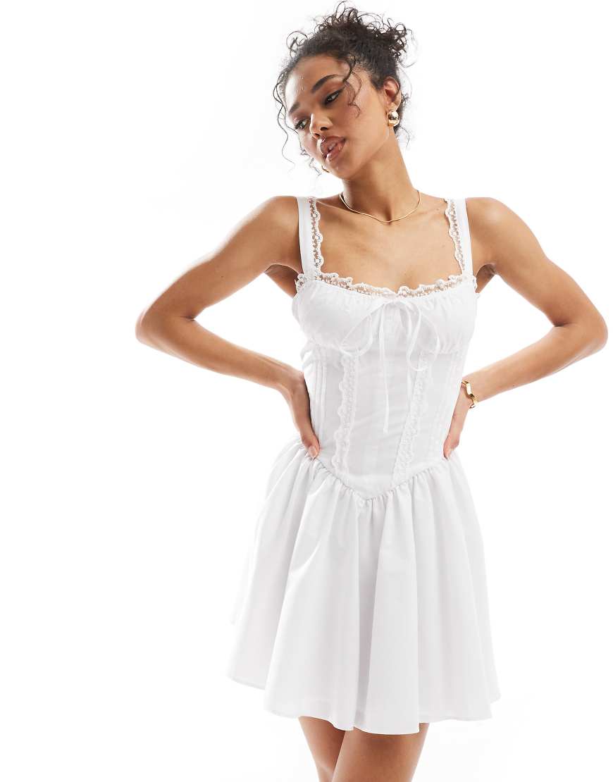 Miss Selfridge - Weißes Mini-Korsettkleid aus Popeline mit Spitzensaum Miss Selfridge - Weißes Mini-Korsettkleid aus Popeline mit Spitzensaum von Miss Selfridge