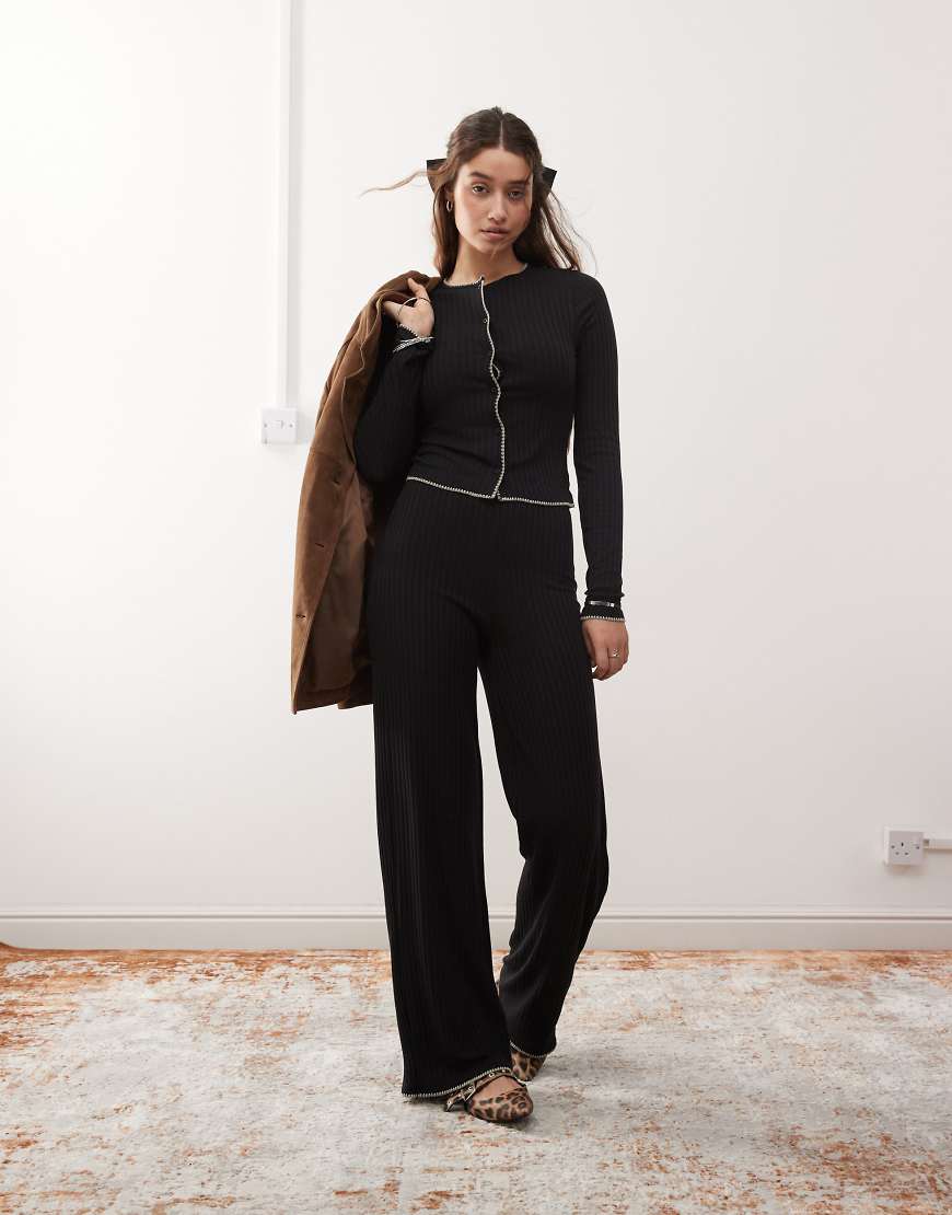 Miss Selfridge - Weit geschnittene Hose in Schwarz mit Langettenstich-Braun Miss Selfridge - Weit geschnittene Hose in Schwarz mit Langettenstich-Braun von Miss Selfridge
