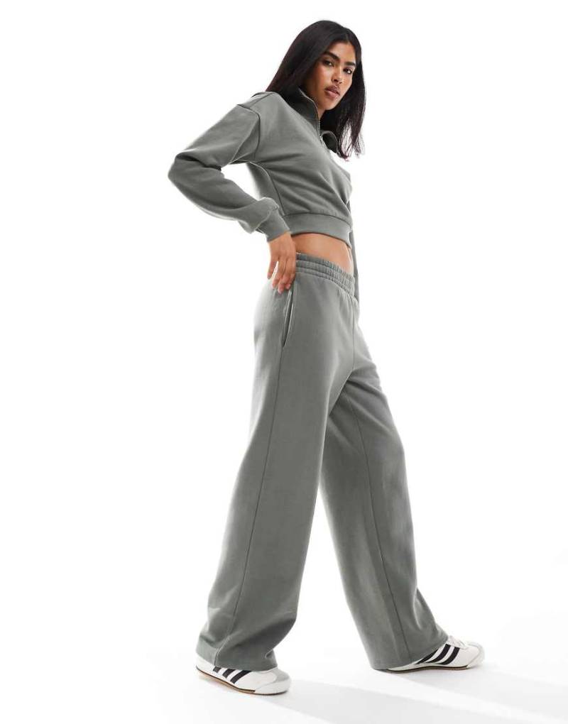 Miss Selfridge - Weit geschnittene Jogginghose in Salbeigrün, Kombiteil von Miss Selfridge