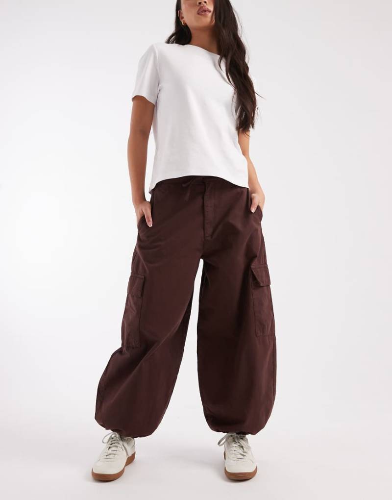 Miss Selfridge - Weite Ballon-Cargohose in Schokobraun-Brown von Miss Selfridge