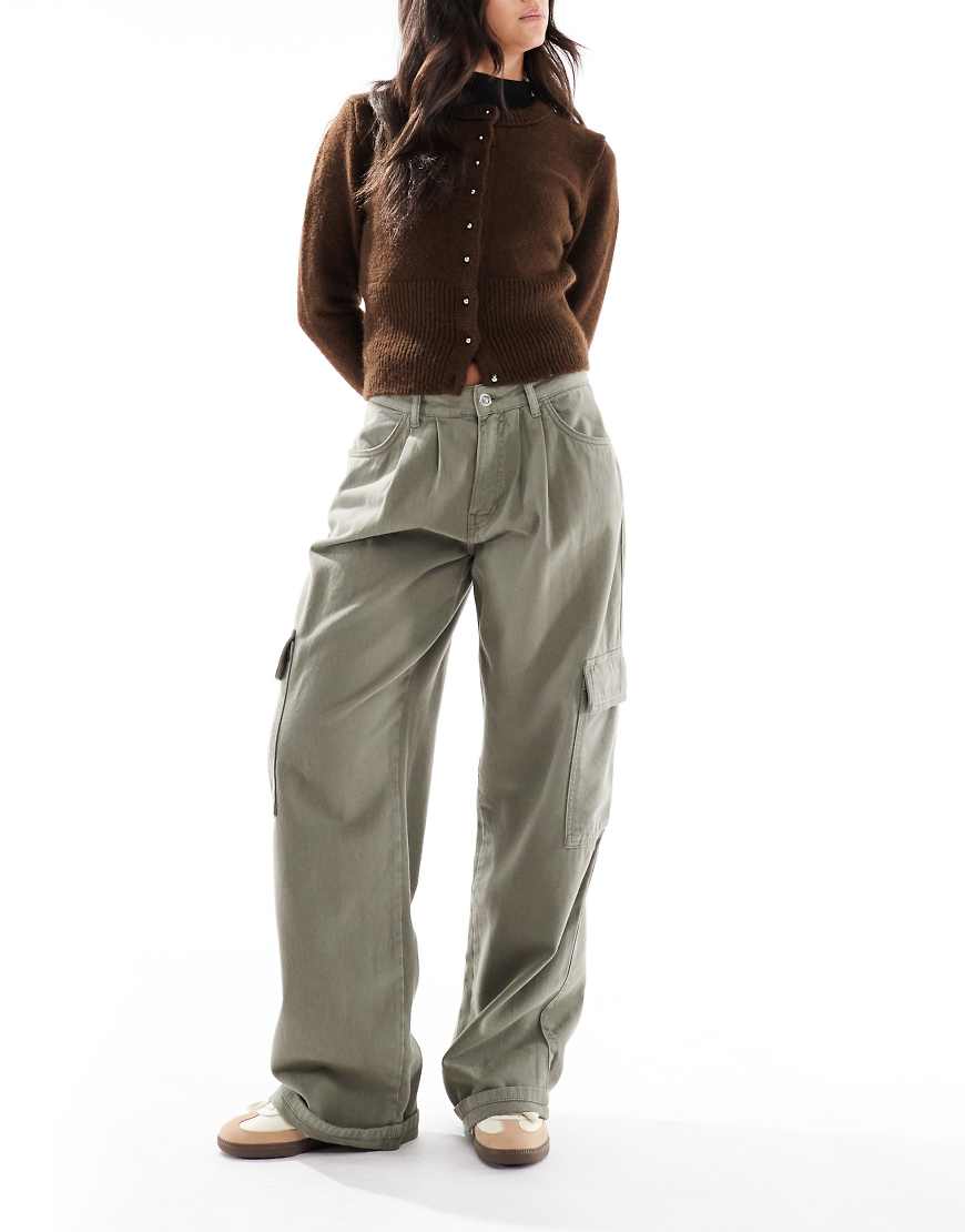 Miss Selfridge - Weite Utility-Cargo-Jeans in Khaki-Grün von Miss Selfridge