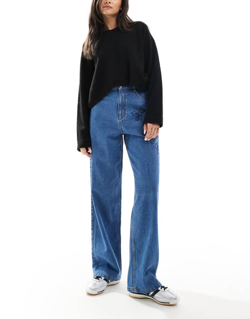 Miss Selfridge - Weite Jeans in blauer Waschung mit Blumenstickerei von Miss Selfridge