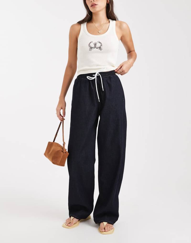 Miss Selfridge - Weite Jeans in indigoblauer Waschung mit elastischem Bund von Miss Selfridge