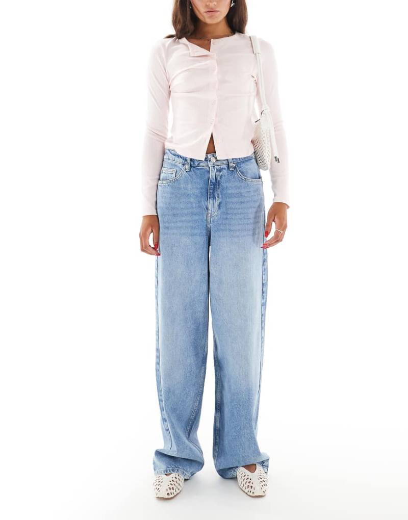 Miss Selfridge - Weite Jeans in mittelblauer Waschung von Miss Selfridge