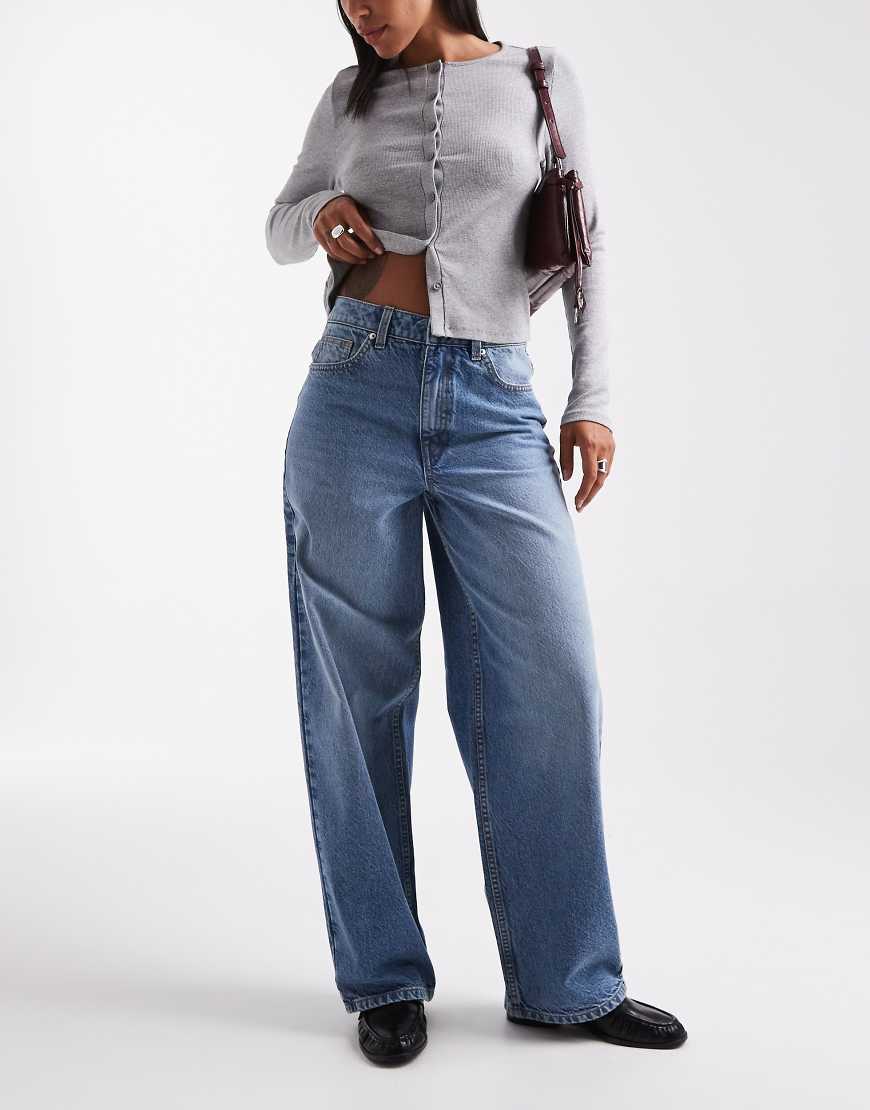 Miss Selfridge - Weite Jeans in mittelblauer Waschung von Miss Selfridge