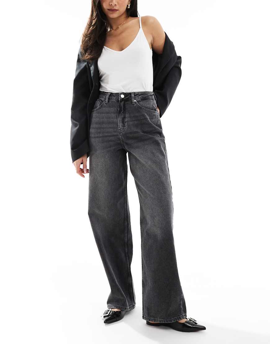 Miss Selfridge - Weite Jeans in schwarzer Waschung mit Tasche mit beflockter Schleife Miss Selfridge - Weite Jeans in schwarzer Waschung mit Tasche mit beflockter Schleife von Miss Selfridge