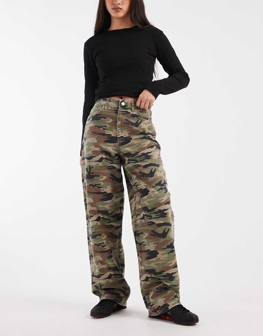 Miss Selfridge - Weite Jeans mit Military-Muster-Bunt von Miss Selfridge