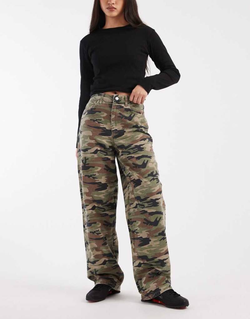 Miss Selfridge - Weite Jeans mit Military-Muster-Bunt von Miss Selfridge