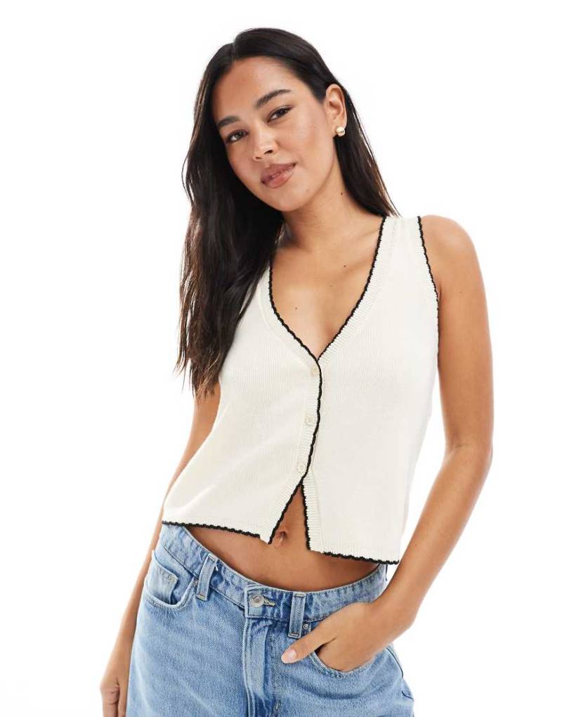 Miss Selfridge - Weste aus Strick in Creme mit Kontrastdesign und Languettenstich-Weiß von Miss Selfridge