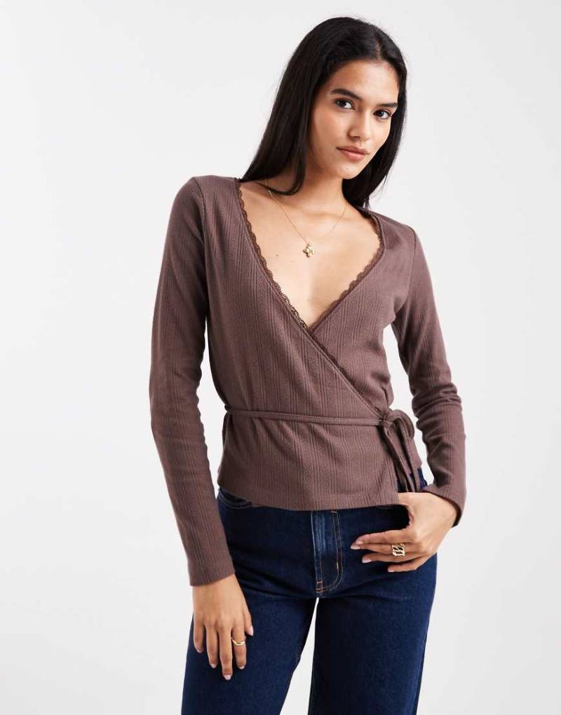 Miss Selfridge - Wickeloberteil in Schokobraun mit Lochstickerei-Brown Miss Selfridge - Wickeloberteil in Schokobraun mit Lochstickerei-Brown von Miss Selfridge