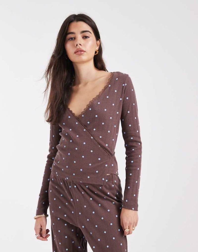 Miss Selfridge - Wickeloberteil in Schokobraun mit Lochstickerei und Polka Dots-Brown von Miss Selfridge