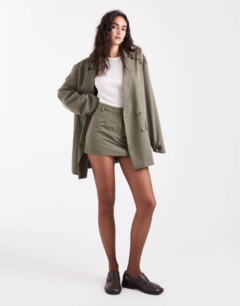 Miss Selfridge - Zweireihiger, locker fallender Oversize-Blazer in Khaki mit Nadelstreifen, Kombiteil-Bunt von Miss Selfridge